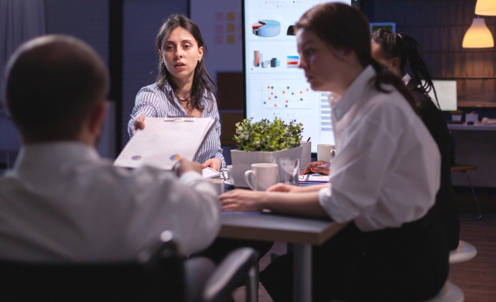 Environnement de travail collaboratif chez salivorenta avec équipe analysant des données financières
